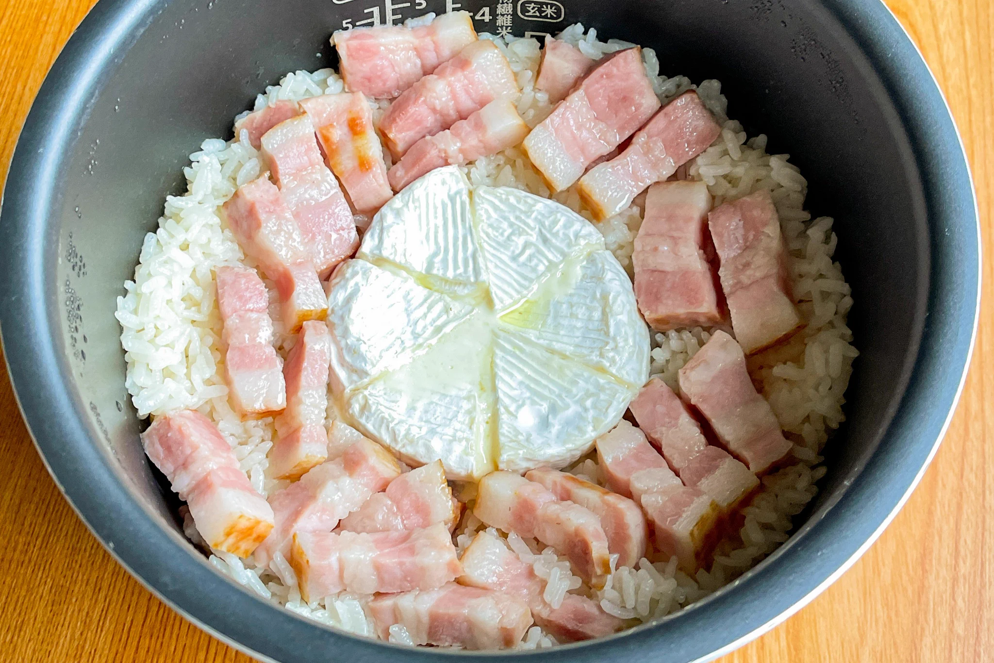 とろけたチーズが美味しそう･･･！炊飯器で簡単に作れちゃう炊き込みご飯レシピ！