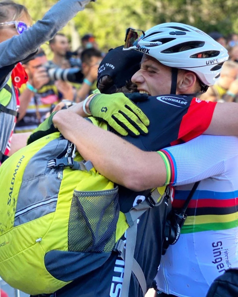 ¡FELICIDADES CAMPEÓN🥇🙌🏻! 
Qué linda mañana para el deporte nacional 🇨🇱 Martín Vidaurre nos sigue llenando de alegrías y se corona nuevamente como el mejor del mundo🌎 en Mountain Bike categoría Sub-23: Medalla de oro 🥇 en la Copa del Mundo en Lenzerheide🇨🇭.
¡Gigante Martín!