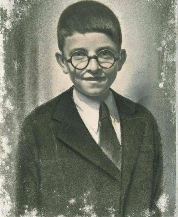 halbukineyse's tweet photo. Zeki Müren'in çocukluk yıllarına ait bir fotoğraf. https://t.co/ysQ2nM42bO