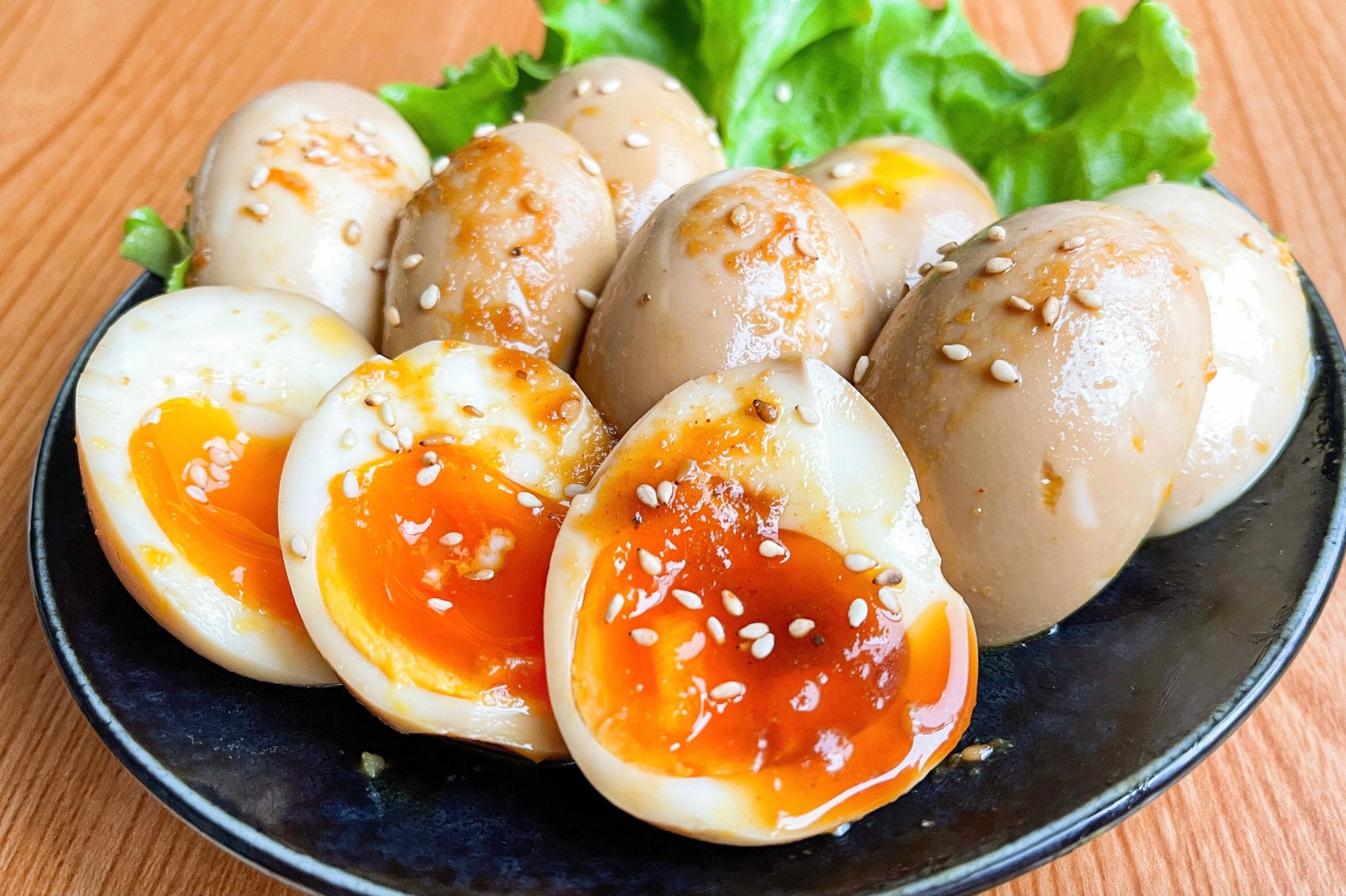 まるみキッチン 簡単レシピ 半熟とろとろ 究極のユッケ風味煮卵 鍋でお水をたっぷり沸騰させたら卵5個を投入して6分半ゆでる 焼き肉のたれとごま油各大さじ2 しょうゆ大さじ1 おろしにんにく小さじ1を混ぜ合わせる 殻をむいた卵と を