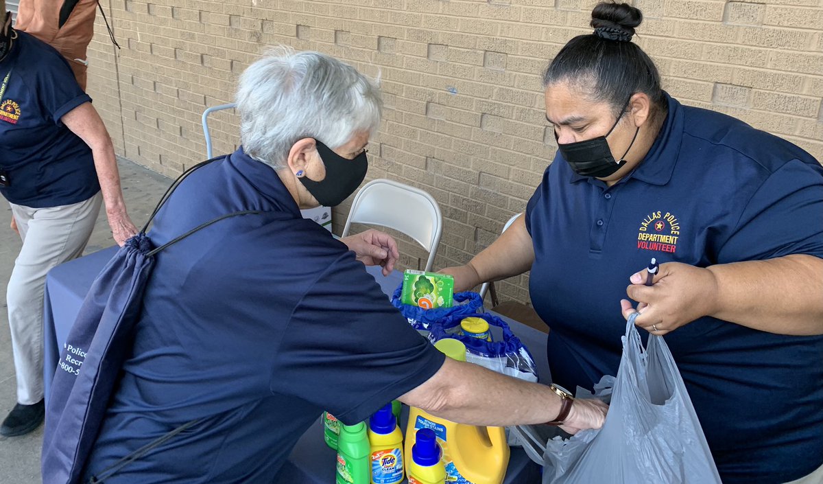 Another impactful day of community service. The office of Community Affairs COPS Volunteers assist with DPD COMMUNITY LAUNDRY DAY! #DPDSowingTheGoodSeed @CKArnold2015 @DPDChiefGarcia @DPDMunoz @WJWest233 @DallasPD @perkinsford5 @MelissaGregg13 @DPDJubileePark @DPDCA