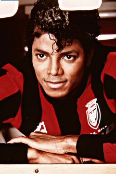 Quand Michael Jackson portait un maillot Le Coq Sportif de Nice E-hjRYGXsAonnPj?format=jpg&name=360x360