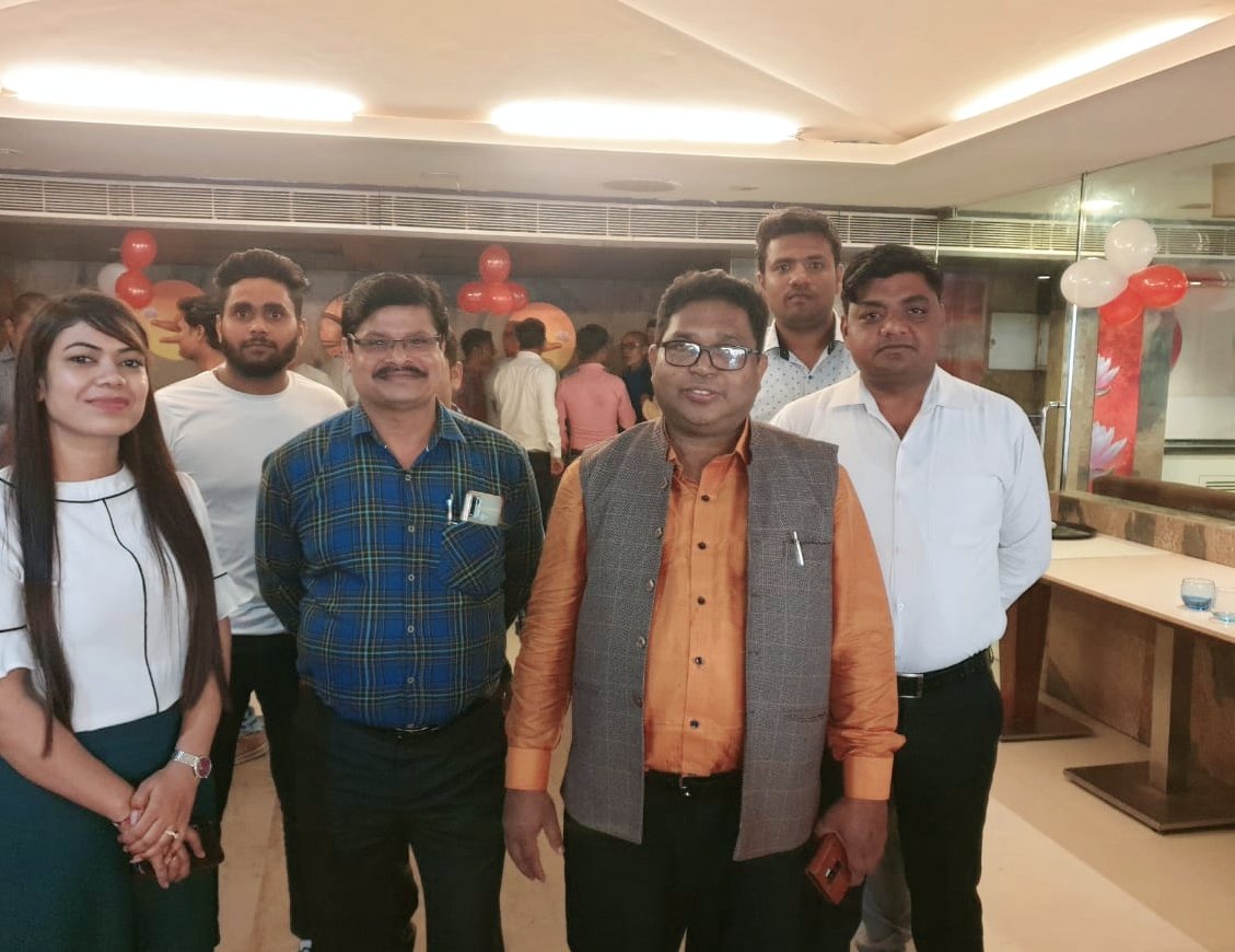 RreSoft's tweet photo. R.R.E. Foods and Soft Drinks https://t.co/skT3IMQ17Y.

Our Delhi NCR Sales and marketing team, had monthly meeting, target discussion and appreciation for their extreme hard work with lots of perk 😃🎊🎊🍭👏 #rrefoodsandsoftdrink #Samarfresh #samboy 
https://t.co/xZvNucgswO https://t.co/n6cIC7KWLa