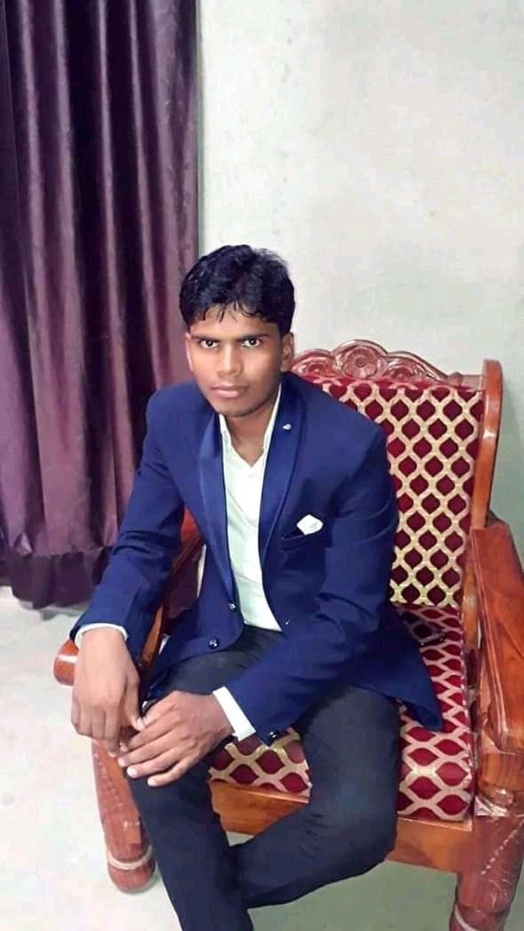 जीवन व्यक्ति को बहुत कुछ सिखाता है,
गुरु का ज्ञान हर मुसीबत से बचाता है.
शिक्षक दिवस की बधाई!🙏🙏