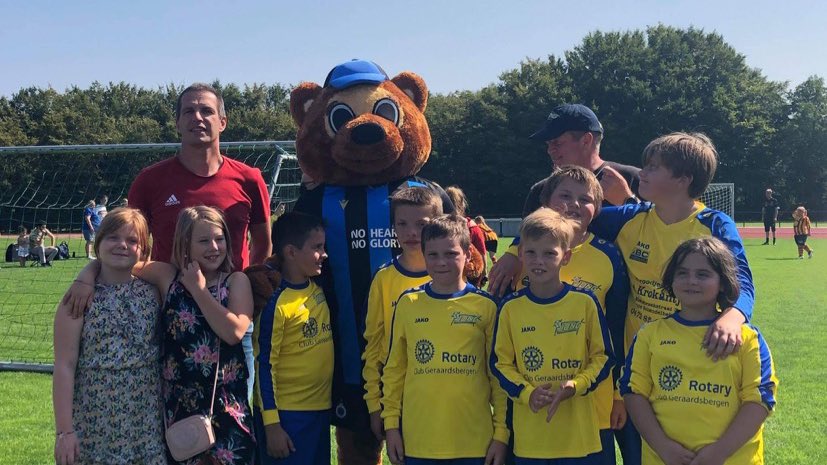 ClubBruggeFound's tweet photo. 🧸 Bibi kwam de G-voetballers op de 𝙁𝙤𝙤𝙩𝙗𝙖𝙡𝙡 𝙆𝙞𝙘𝙠-𝙊𝙛𝙛 𝟮𝟬𝟮𝟭 aanmoedigen!

Ook onze auti-ploeg de𝙑𝙤𝙚𝙩𝙗𝙖𝙡𝙠𝙧𝙖𝙠𝙨 was van de partij op het G-tornooi van @ProLeagueBE , @RoyalBelgianFA , @Voetbal_VL &amp; @ACFF_URBSFA 

#NoHeartNoGlory 💙🖤 #FootballKickOff https://t.co/TIPLcEMyu9