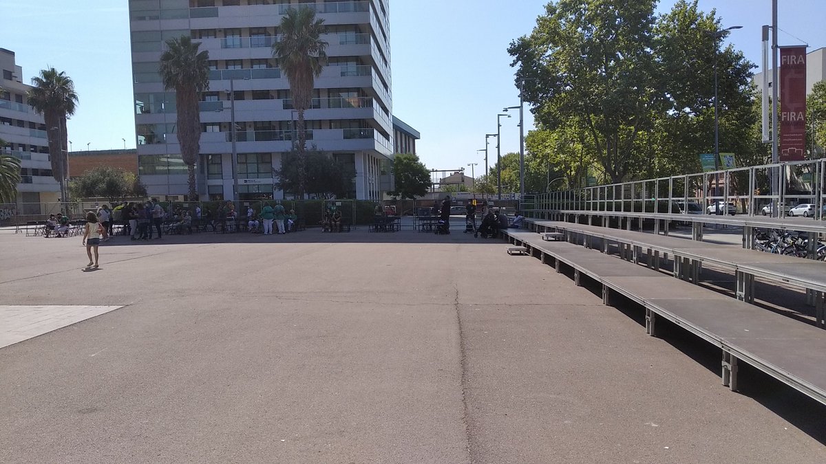 enricsaes's tweet image. Així estava l'exhibició castellera de #Sabadell amb les entrades esgotades.He de creure que tots els motivats que a les 9:02 ja havien agafat entrades s'han despistat tots?#FestaMajorSabadell #vahomeva #etfelicitofill #tongo #ushoheurepartit
#alTeuAmicNoLiInteressenElsCaste lls