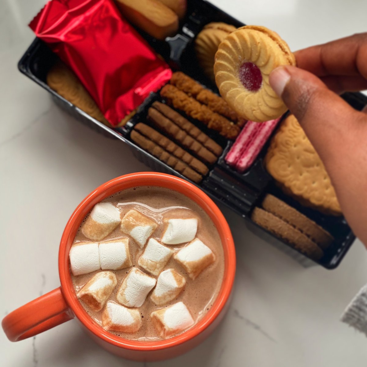 zola_nene's tweet photo. SUNDAY SWEET 🍪☕️
.
Bakers Choice assorted Biscuits &amp; Hot Chocolate 😊… Strawberry Whirls are ALWAYS my first pick, what’s yours? 
.
.
#zolanene #hotchocolate #biscuits #cookies #bakersbiscuits #minimarshmallows #bakers170years #sweettreats https://t.co/86M8ZvGVOX