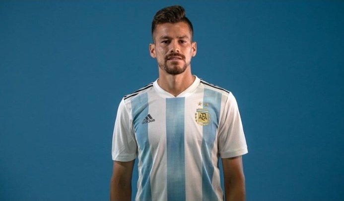 Podia elegir tranquilamente seguir juagando al lado de Messi, De Paul, Di Maria y compañia cualquiera lo haria en su sano juicio, pero no el prefirio dejar el pais que ama y nacionalizarse Paraguayo para romper las bolas y jodernos la existencia junto con Berizzo