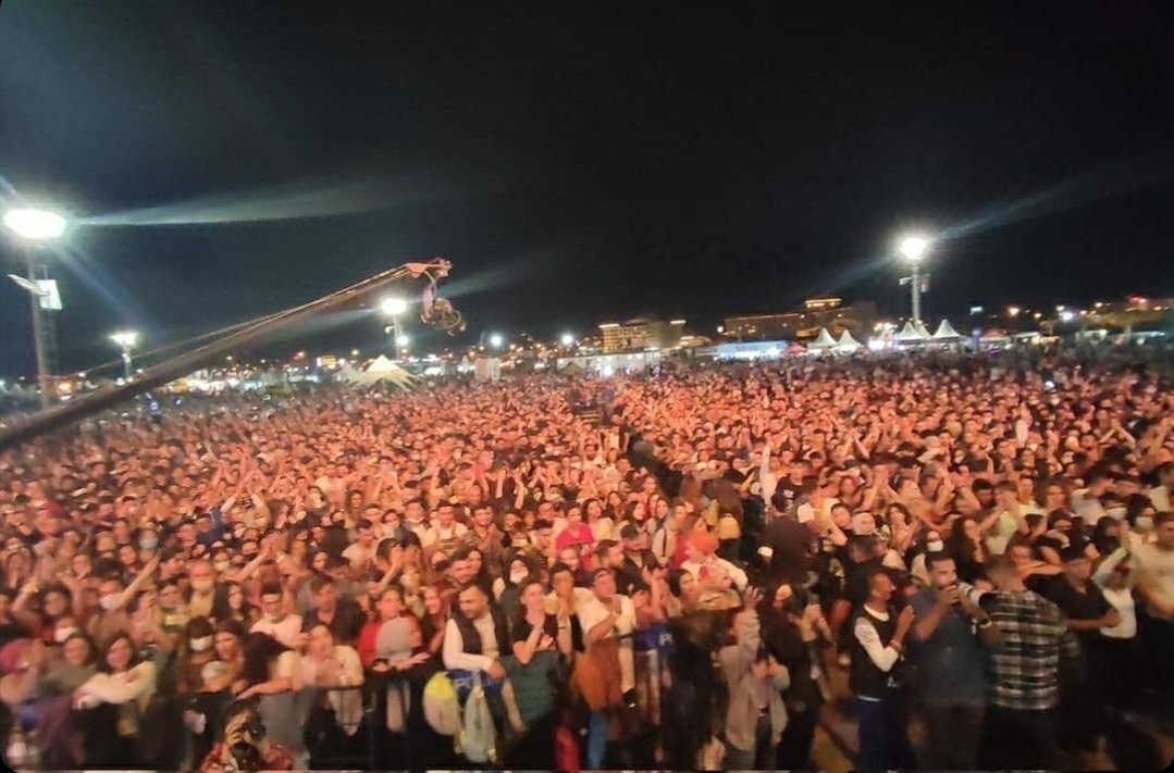 Şimdi bir soru sorayım. Burası Afyon ve konser alanı. Ögretmenlere aşı ve pcr zorlaması yapılıyor ama konserde keyifler tıkır. Aşı ve pcr da mantık nerede? #PcrDayatmasıDurdurulsun #NePcrNeAsı #PcrTestineHayir <a href="/drfahrettinkoca/">Dr. Fahrettin Koca</a> <a href="/CemilCan5834/">Cemil</a> <a href="/tcmeb/">Millî Eğitim Bakanlığı</a>