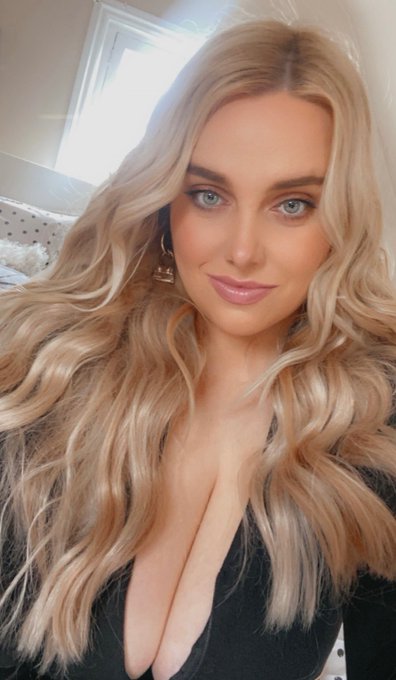 Less cleavage than usual&hellip; sorry! https://t.co/2FX94s58jU