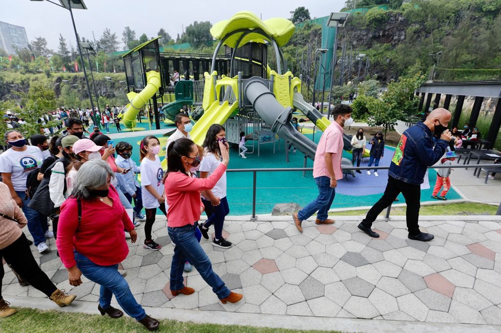 Antes querían hacer un desarrollo inmobiliario privatizando el espacio público. Hoy construimos un parque gratuito para beneficio de tod@s. #SembrandoParques #sembrandoderechos