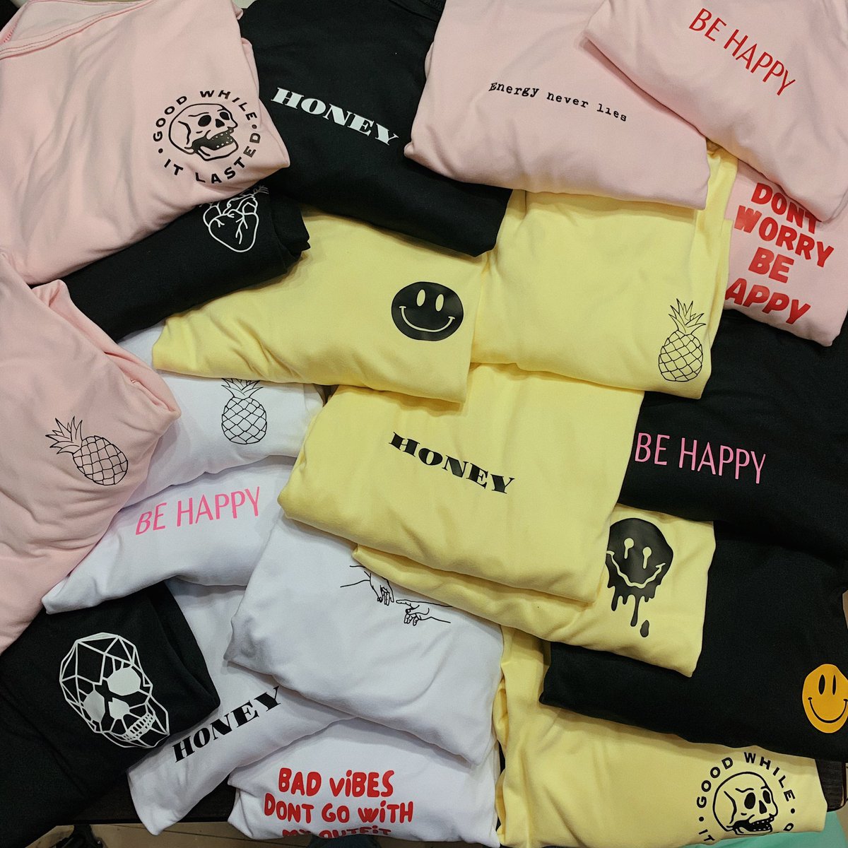 Amigos mi novio y yo abrimos una tiendita🥺 nos ayudaría mucho un rt, tenemos cosas lindas y buenos precios💓 estamos en Maracay en el cc gran bazar piso 1 galeria 1 local 372