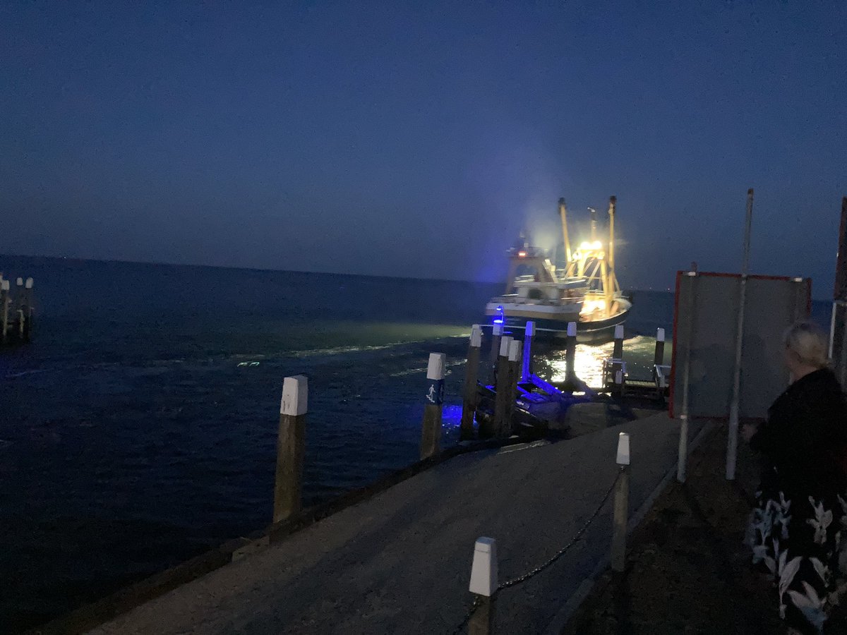 Een van de eerste van de #texelsevisserijvloot verlaat de haven van #oudeschild alweer voor  onze #lekkerenoordzeevis #lekkergezond