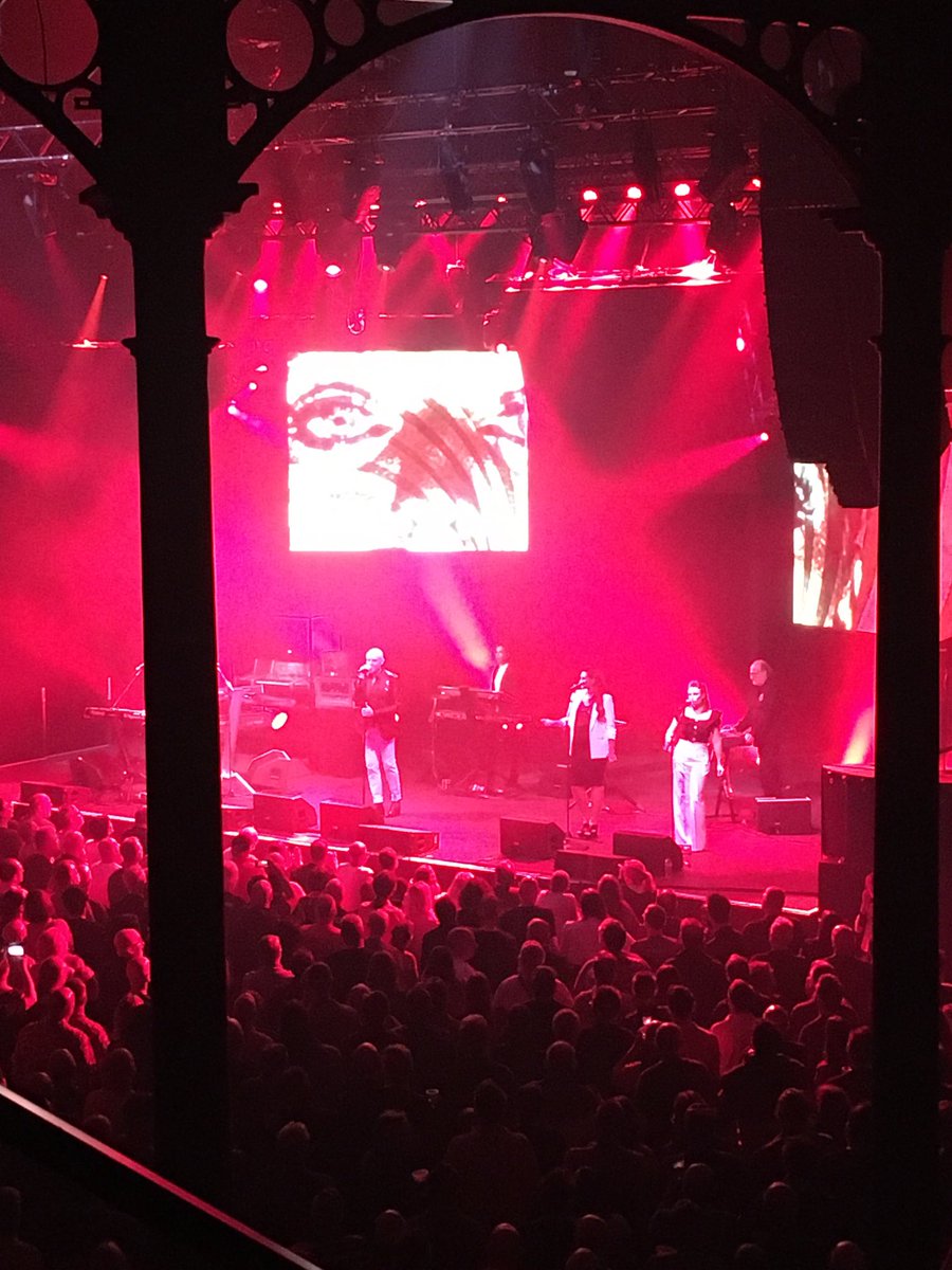 Yes gigs are back ⁦<a href="/RoundhouseLDN/">Roundhouse</a>⁩ with a very happy crowd. More than a little emotional