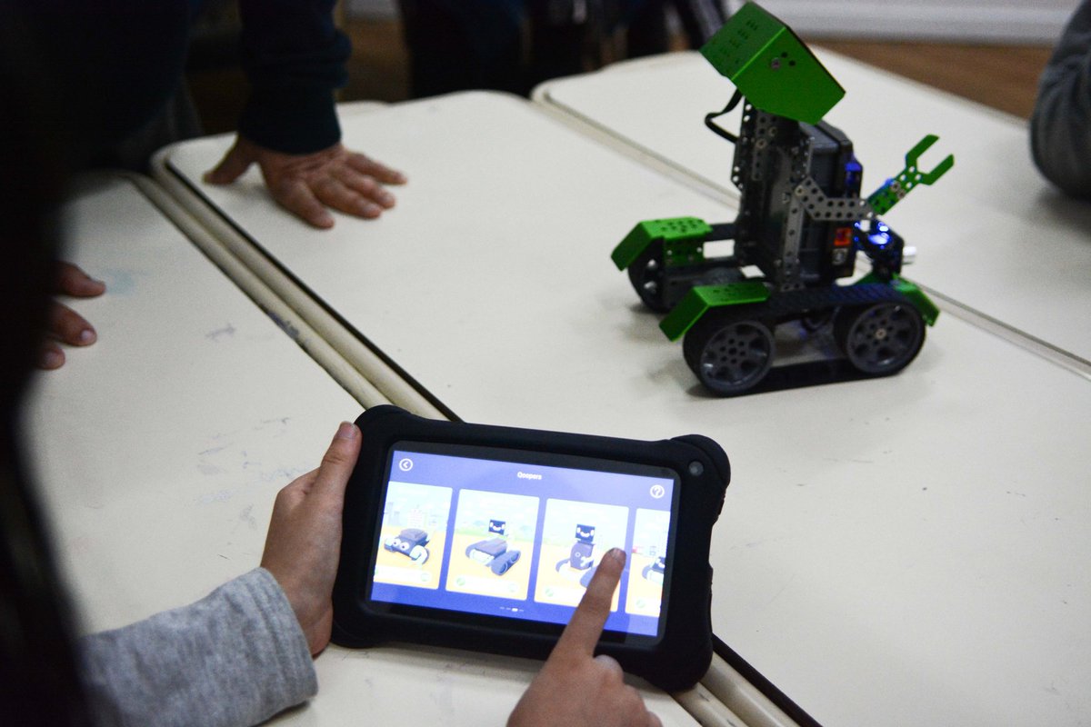 minsaurralde's tweet photo. 🤩 Que lindo es ver en marcha el programa TED: Transformación Educativa Digital - Robótica.📱

Desde el @MunicipioLdeZ estamos entregando kits a las y los alumnos de 6° grado y capacitando a las y los docentes sobre esta nueva herramienta que es parte de #ConectarIgualdadLomas. https://t.co/tElU7nivxD