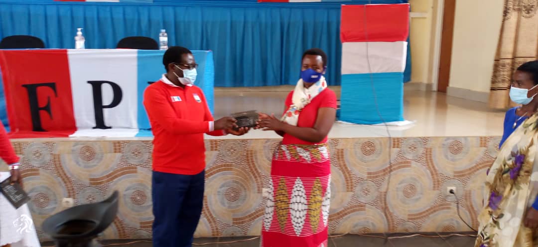 GakenkeRpf's tweet photo. 1/2:Kuri uyu wa 5/09/2021, Abanyamuryango bo muri @GakenkeDistrict bishimiye kugaragaza uruhare rwabo mu gushyigikira gahunda ya @rpfinkotanyi #ConnectRwandaChallenge aho bakusanyije 4,902,800 frw binyuze mu bukangurambaga bw'urugaga rw'abagore. @gatjmv @wellgas2 @rpfwomen_north https://t.co/ydxLRmopWS