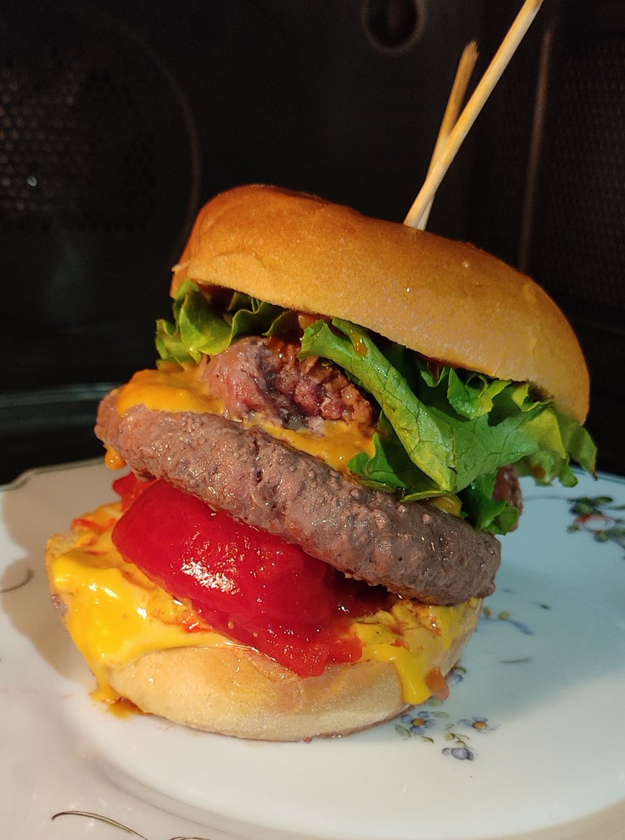 sdraperi's tweet photo. Bonne soirée !
Il fait moins chaud donc c'est le retour du burger presque maison !!!
Avec de la salade du jardin, les dernières tomates et des sauces de chez Bk !
Comme quoi évoluer dans l'informatique ça donne envie de ''bricoler''
#homemade
#burger
#septembre2021
#surmatable https://t.co/Uqfcmlft6T