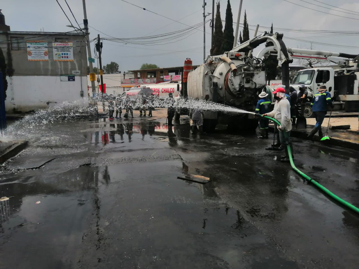 MGChalco's tweet photo. Personal de #ODAPASChalco continúa con la limpieza y desinfección de las calles afectadas por las lluvias, en estos momentos intervienen las calles: 2 de Marzo y 10 de Mayo en la colonia #Jacalones.

#MiguelGutiérrez
#GobiernoDeChalco https://t.co/RDDjNCKud5