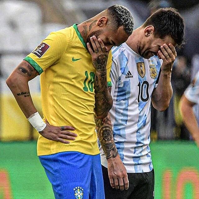 Como cuando ya solo te queda reír 📸🤣

Neymar 🎩🇧🇷 y Lionel Messi 🐐🇦🇷 al natural.

#AlientaDesdeCasa