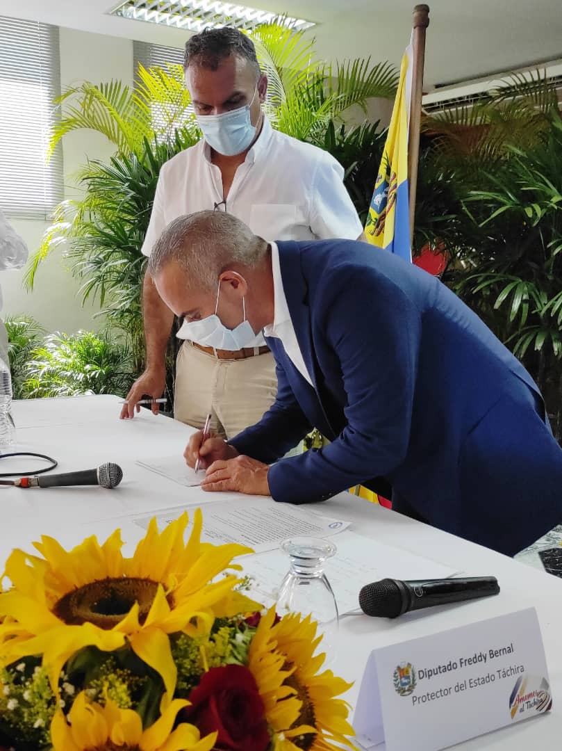 con_clap's tweet photo. .@FreddyBernal: Logra acuerdo desde San Antonio del Táchira para la apertura de la frontera y lo sella con un apretón de manos y un buen café
#FreddyAbreFronteras
💛🖤❤️

@NicolasMaduro @IvanDuque @delcyrodriguezv @Juntosxtachira1 @arguelloyepfri @Silfredo_Z @dcabellor https://t.co/4M17i1MnBt