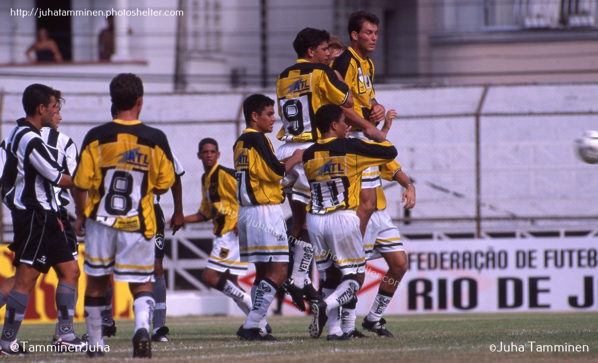 TamminenJuha's tweet photo. A barreira do Voltaço pulando... Alguém identifica os jogadores? Botafogo v Volta Redonda, 28 de janeiro de 2001 em Caio Martins. #VoltacoFC #VRFC #VoltaRedonda #CampeonatoCarioca @VoltacoFC https://t.co/8ZwHrPUREc