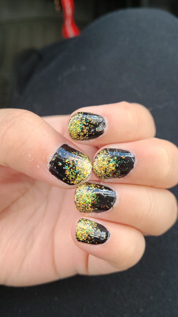 Jess_ikaChew's tweet photo. @gies_nailed_it @holotaco @nailogical That's so crazy. I just did my nails last night exactly like that! https://t.co/Gj1Xyc8iSw
