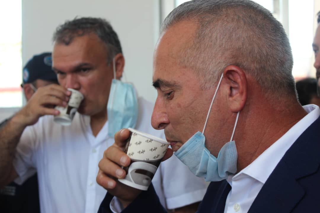 .<a href="/FreddyBernal/">Freddy Bernal</a>: Logra acuerdo desde San Antonio del Táchira para la apertura de la frontera y lo sella con un apretón de manos y un buen café
#FreddyAbreFronteras
💛🖤❤️

<a href="/NicolasMaduro/">Nicolás Maduro</a> <a href="/IvanDuque/">Iván Duque 🇨🇴</a> <a href="/delcyrodriguezv/">Delcy Rodríguez</a> <a href="/Juntosxtachira1/">Juntos por Táchira</a> <a href="/arguelloyepfri/">Yepfri Arguello</a> @Silfredo_Z <a href="/dcabellor/">Diosdado Cabello R</a>