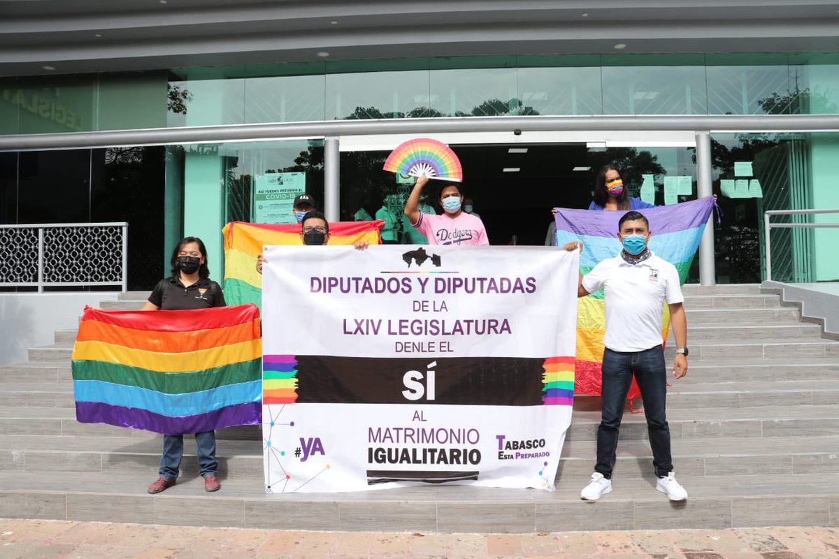 TVTenlinea's tweet photo. #AlMomento 🌈| Integrantes y  enlaces de la Secretaría Nacional de Diversidad Sexual de @PartidoMorenaMx en Tabasco, acudieron al Congreso del Estado a solicitar el apoyo de la nueva legislatura para que puedan incluir en su agenda  la iniciativa del matrimonio igualitario. https://t.co/TQRsXlfCr3