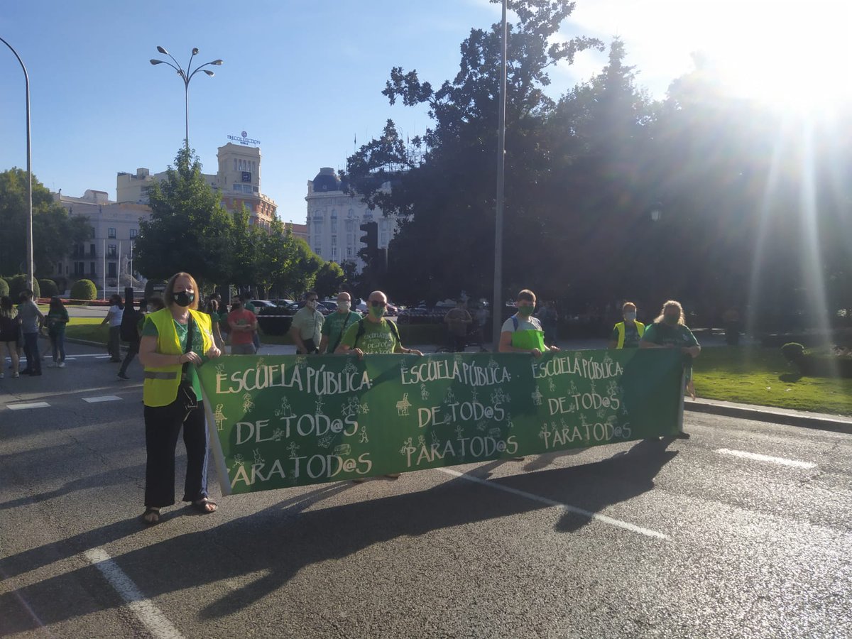 CopernicoAmpa's tweet photo. Ayer, cientos de personas salimos en @VenaMareaVerde @conlamareaverde @MareasXLaEP  para decirle a @IdiazAyuso  que #MenosRatioMásCalidad y que la #EducaciónPúblicaEnLucha por nuestras hijas e hijos
@eossoriocrespo harás lo que quieras, pero te diremos las cosas claras https://t.co/JS2brZv0tQ