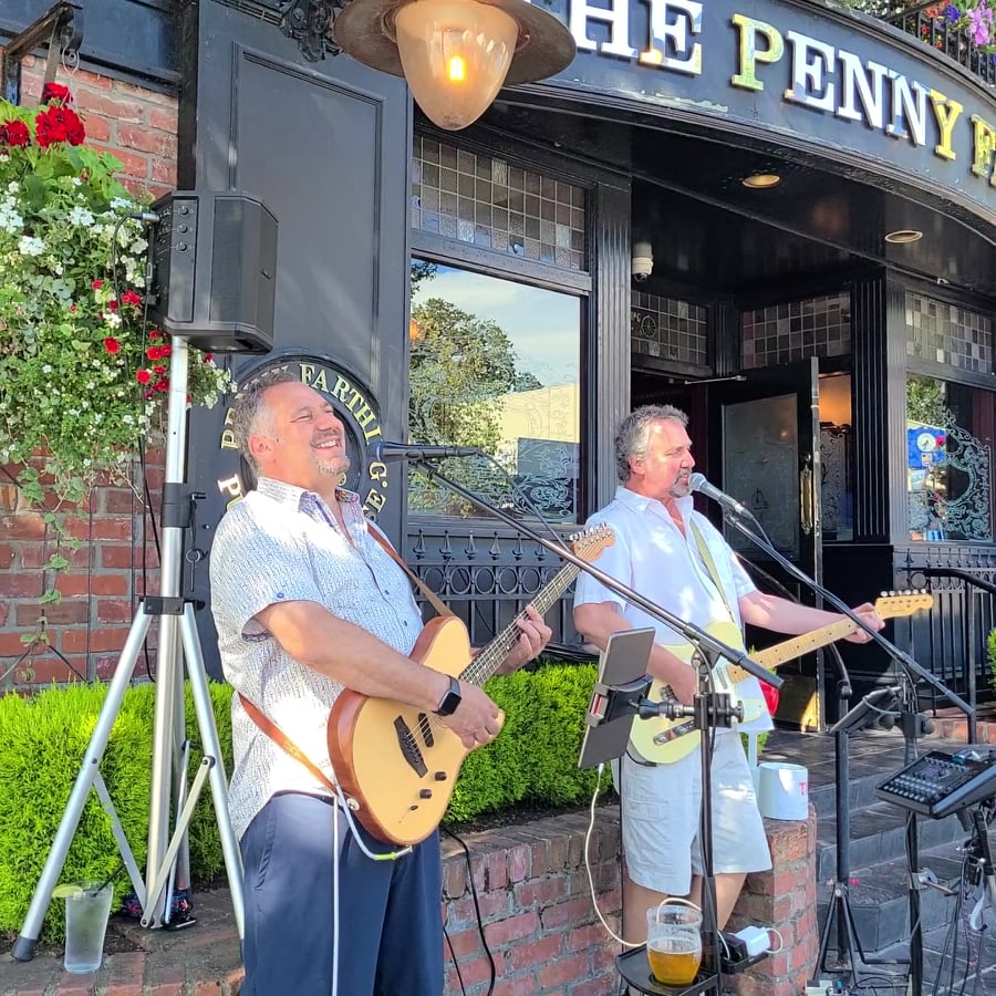 Sundays are best spent listening to live music with Vinyl Wave on our patio! 
#yyjmusic #livemusic #sundayfunday #relax #unwind #enjoy #oakbay #oakbayliving #pennyfarthingpub