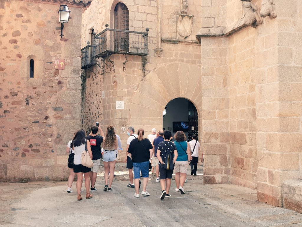 Y en otras localizaciones de nuestra bellísima Ciudad Monumental.

#Cáceres #a2pasosdeti #caminosdesefarad