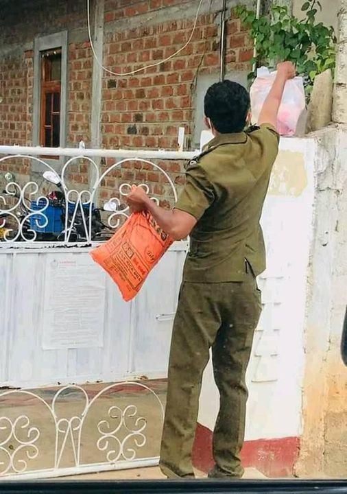 Jeevanifdo's tweet photo. "මෙවුවා කෙරුවැයි කියල තමන්ට තඹ දොයිතුවක දෙයක් ලැබෙන්නේ නෑ කියල ඉන්තේරුවෙන්ම දන්නා,
කකියන ලේ ඇඟේ දුවන නන්නාදුනන තරුණයා,
බොහොම ස්තූතියි, උඹල වගේ රාජ්ය සේවකයින් ගැන ආඩම්බර වෙන්ඩ අවස්ථාවක් දූන්නාට .." Neighbor of a quarantined house. Nildandahinna, #Walapane #PHI #COVIDrelief https://t.co/cSktiHKTr8
