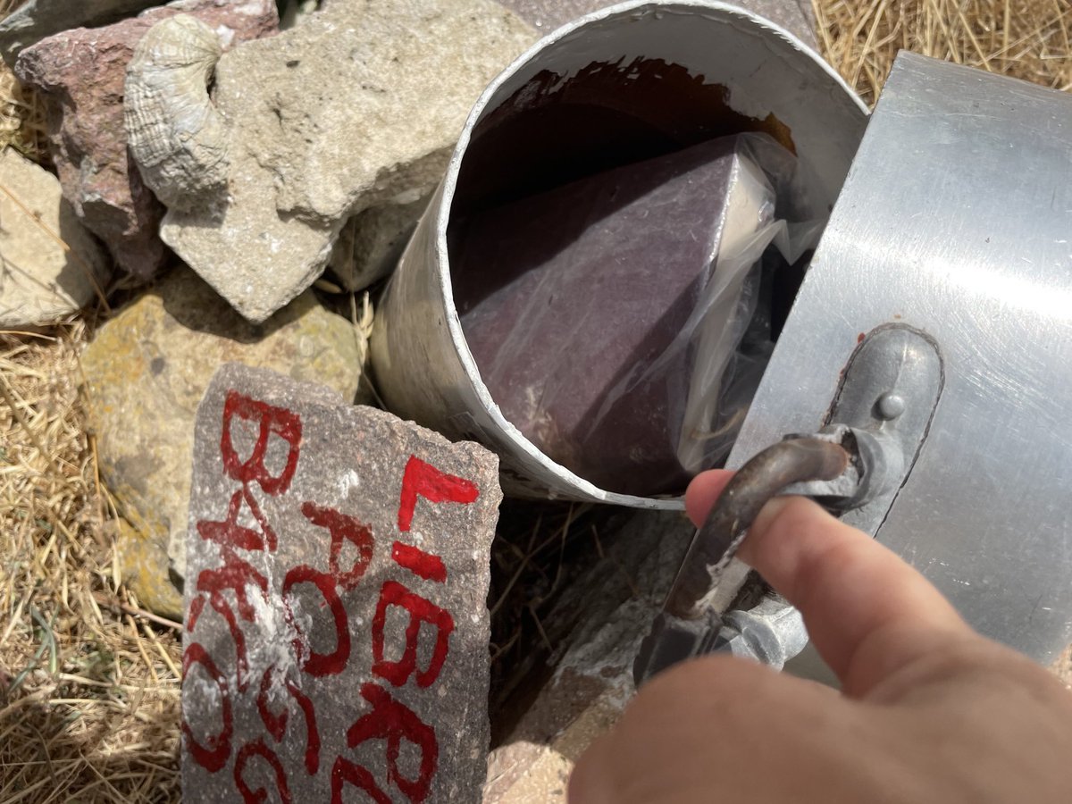 Auf der Wanderung gefunden: ein Gästebuch auf dem Pilgerweg „via francigena“ an einem einsamen aber grandiosen Aussichtspunkt.