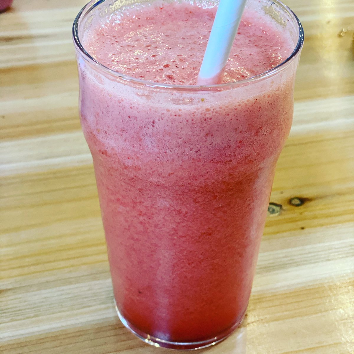 severineegea's tweet photo. Avec ce soleil et ces températures estivales (j’espère que c’est pareil chez vous), j’ai eu envie de faire un smoothie avec mon blender @oster. Cette fois-ci c’est un mélange de fruits rouges avec de la banane 🤤🤤  #itrybeforeyoubuy #ambassadeurnewelbrands @Demooz_Fr https://t.co/qJWcDuRStu