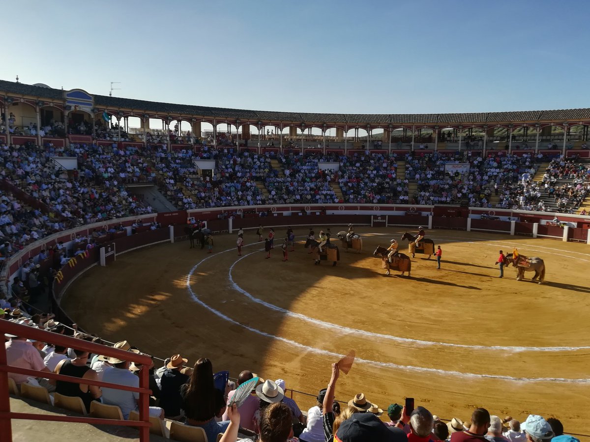 Más de media plaza en Lucena. Rompe el paseíllo