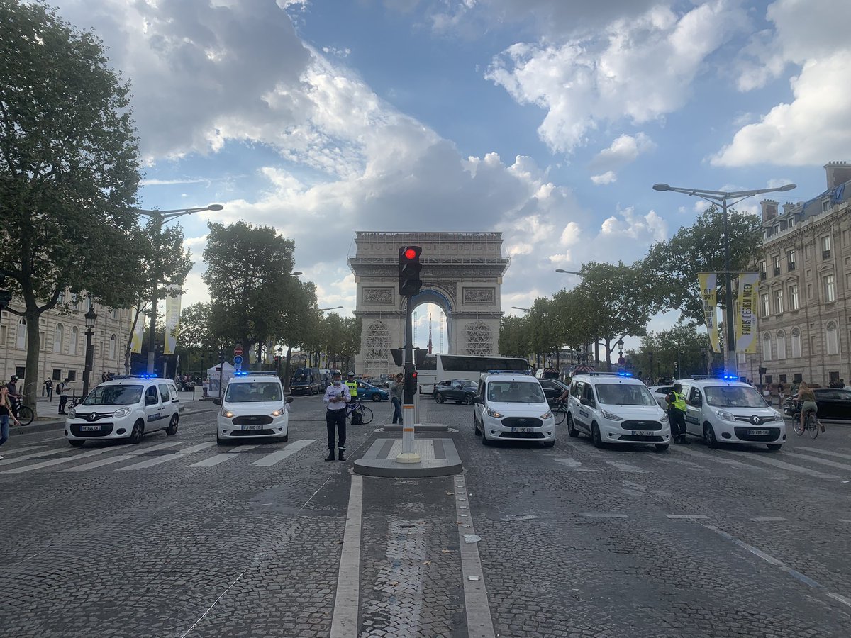 Poximity's tweet photo. There are those who would inflict a mischief on the A de T - well - the flingot are ready to rumble.

#streetphotography #streetphoto #Paris #France #riot #Police https://t.co/ARNrPS1g02