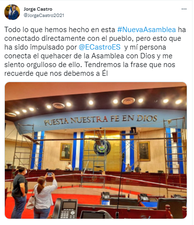 elsalvadorcom's tweet photo. #ElSalvador | El diputado Jorge Castro anuncia que ya colocaron el nuevo emblema en el Salón Azul de la @AsambleaSV. Para realizar eso reformaron la Ley de Símbolos Patrios. https://t.co/YjXxmgLDnZ