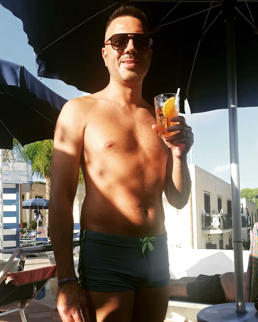 Scuffi_official's tweet photo. Che soddisfazione mentre tutti fanno acquagym io mi scoppio uno spritz con patate al gusto colesterolo e li guardo uno ad uno negli occhi #Scuffygrasso #totalrelax #piscina https://t.co/u9mD0UKsLu