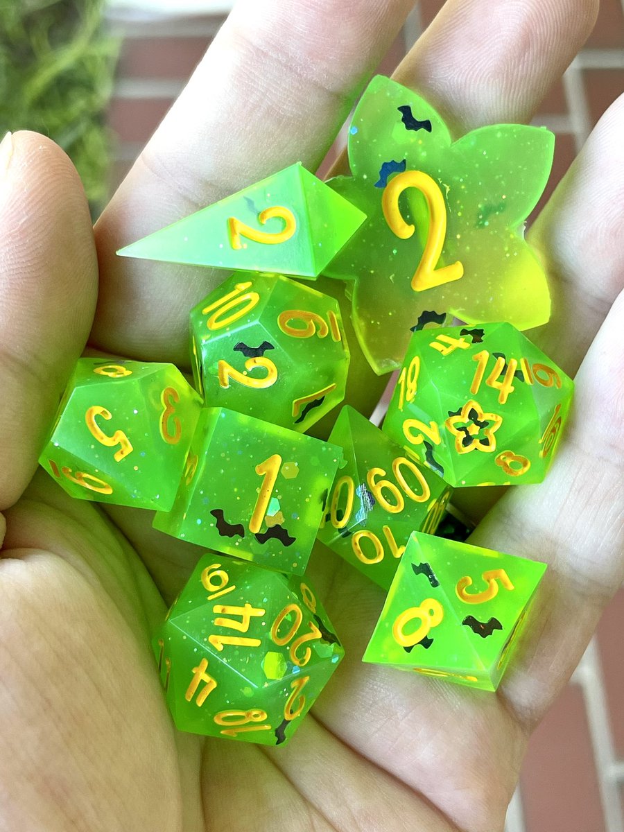 StardustShop_'s tweet image. Something about these super bright sets 🤌🏻

#handmade #handmadedice #DnD #ttrpg #dnddice #Commission