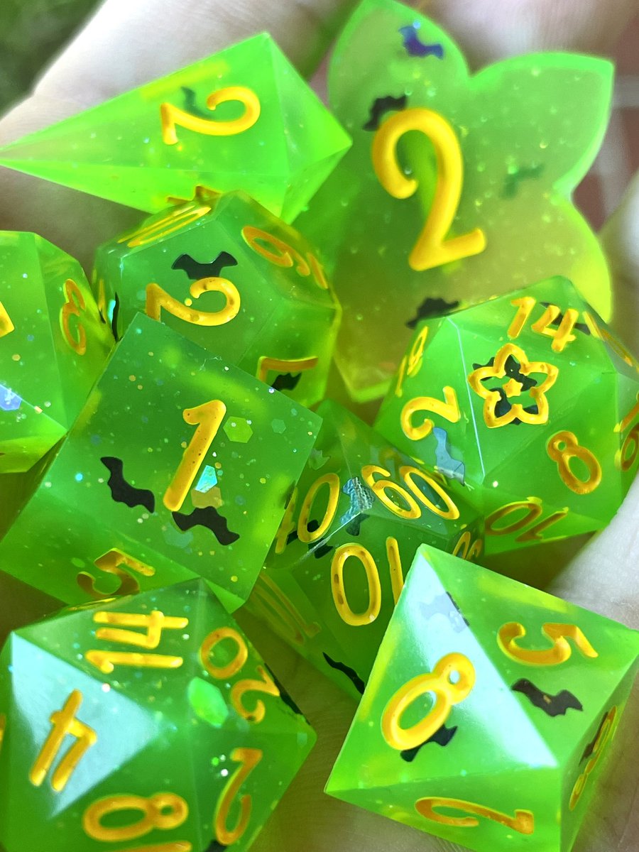 StardustShop_'s tweet image. Something about these super bright sets 🤌🏻

#handmade #handmadedice #DnD #ttrpg #dnddice #Commission