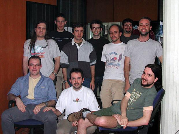 Gracias a la genial entrevista a @AlbertoMoreno_G por parte de <a href="/saraborondo/">Sara Borondo</a> (vandal.elespanol.com/noticia/135074…), he podido rescatar la primera foto en la que aparezco en el mundo de los videojuegos (aunque aún no trabajaba en ellos) con el equipo de Eurotour Cycling en 2001 con 17 años..