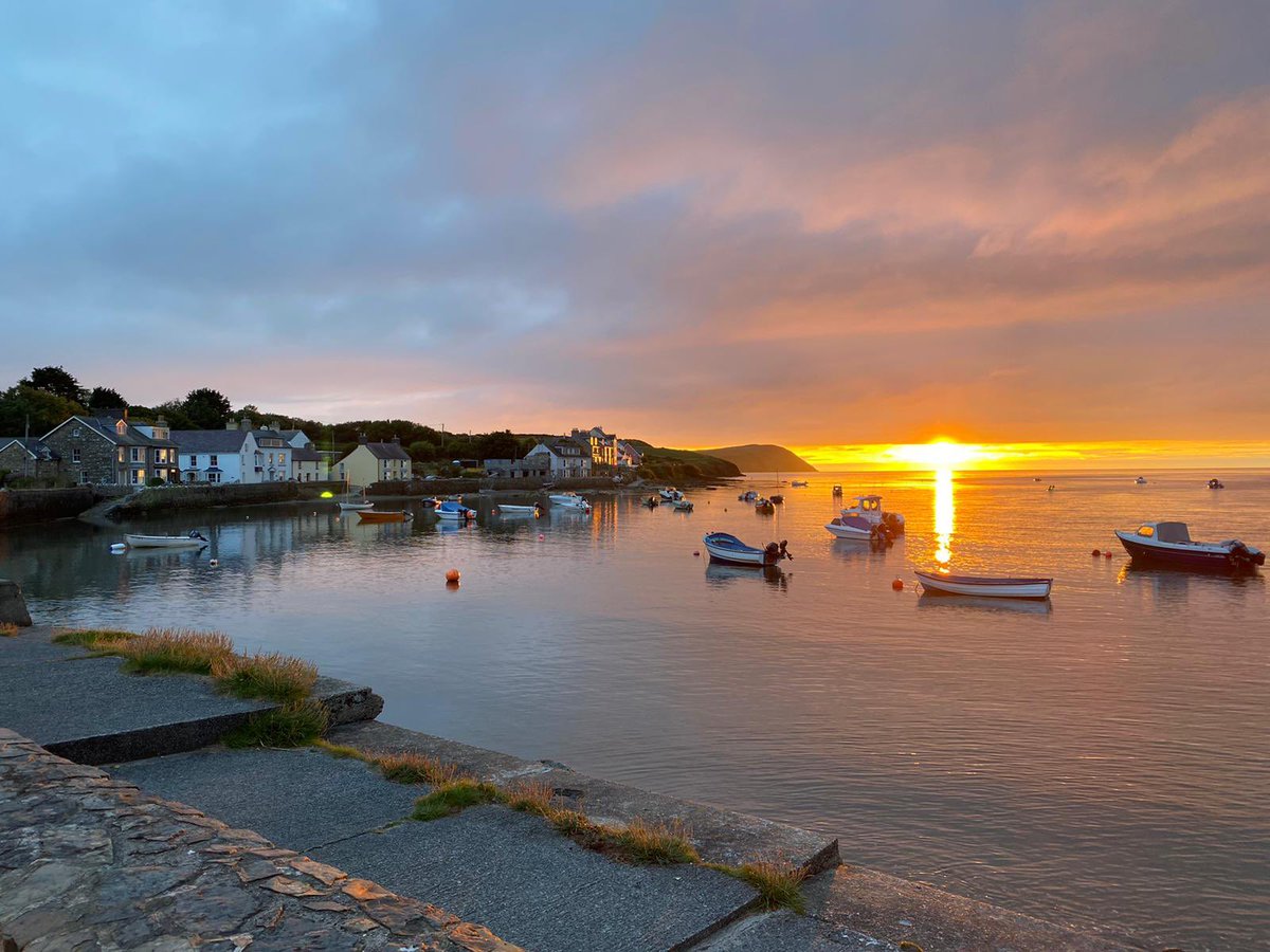 So one of the warmest Sundays of the year and school has started! It doesn’t really make sense does it? If you can get away take a chance on the weather as Newport can be lovely once school holidays have ended  #seabornehouse #newportpembs #longweekend #indiansummer #findyourepic