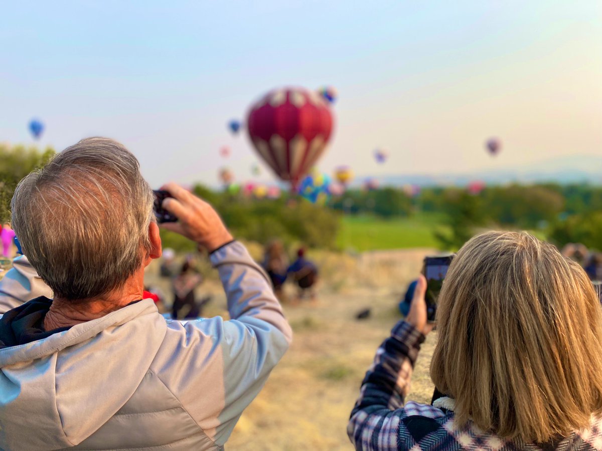 Natalie4Idaho's tweet photo. Watching the sun and balloons rise with my parents, takes me immediately back to Saturday mornings of my childhood, waving from the deck of our old house at the brilliant, puffing balloons. I cherish my home, my family and these special memories. #idhome #idfam #idleg https://t.co/VGvn2JSqB4
