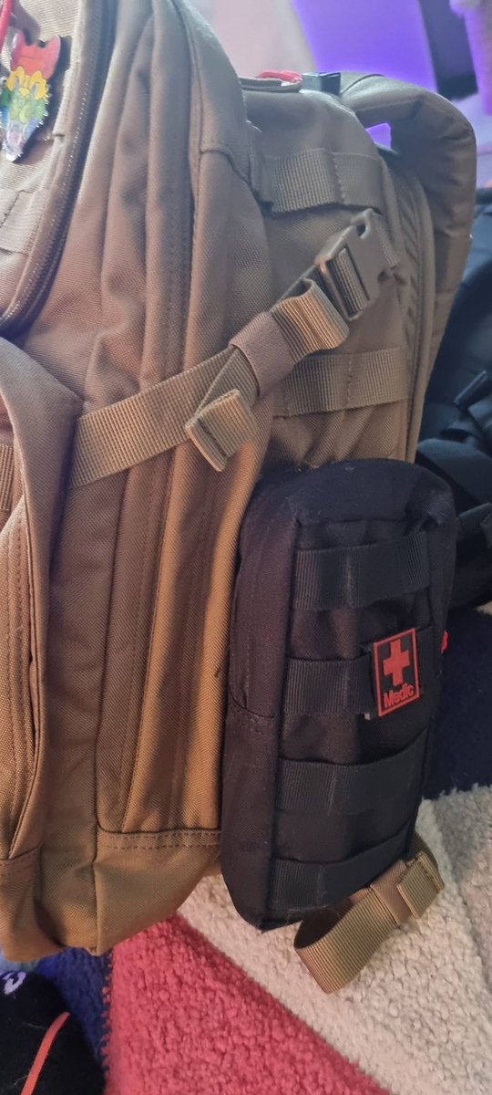 New bag! Customised it a little, some red and black zipper pulls with a <a href="/FarukuCostumes/">Biglionsden 🦁</a> pin and D20, and a few side bags and an Etsy pin!