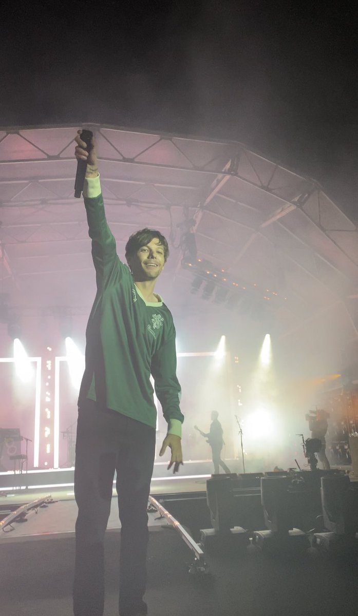 backupvic_'s tweet photo. If i had to describe Louis Tomlinson with three words I'd say hansome, talented and unique, I mean look at him https://t.co/PLfa774D2u