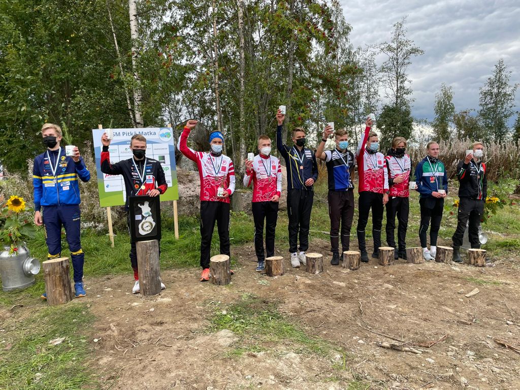 Tänään nähtiin upea rivi Pyrinnön urheilijoita pitkän matkan SM-kilpailun pääsarjojen palkintojenjaossa!
Lotta Karhola vei mestaruuden, Venla Harjulle hopeaa ja Aleksi Niemi pronssia.
#munseura #suunnistus #pyrintö 
Jatkuu plaketistien listalla: