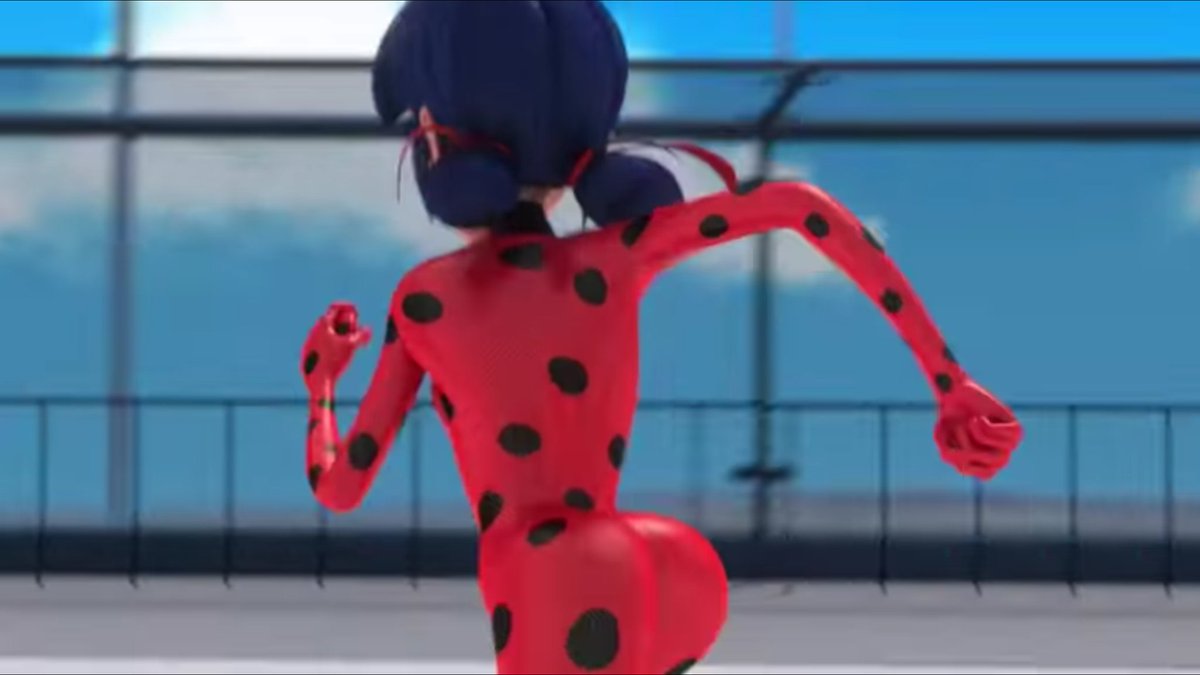 Yapımcılar bunu bilerek mi yapıyor yoksa biz fanlar mı her detaya çok takılıyoruz ? 
#MiraculousLadybug