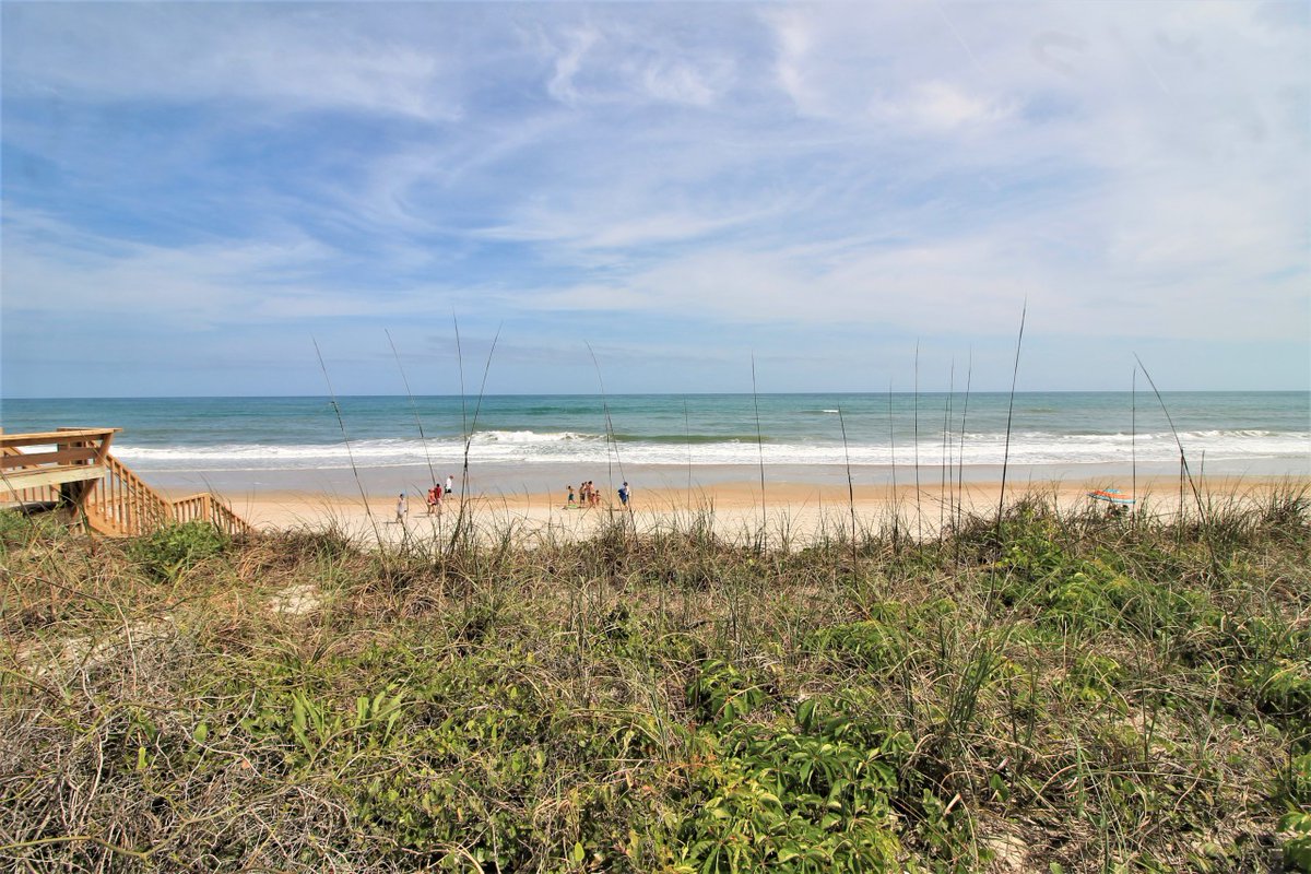 AccessTheBeach's tweet photo. #RentalSpotlight - 'Wave To Cool' - Surf City

'Wave To Cool' is a 4 bedroom, 2 bath oceanfront getaway that sleeps 12 guests and offers a perfect location for families looking to catch some waves, sun rays, and lounge in the sand for days! With an outd... https://t.co/wbKpj1JqS3 https://t.co/xoZQcD1B1h