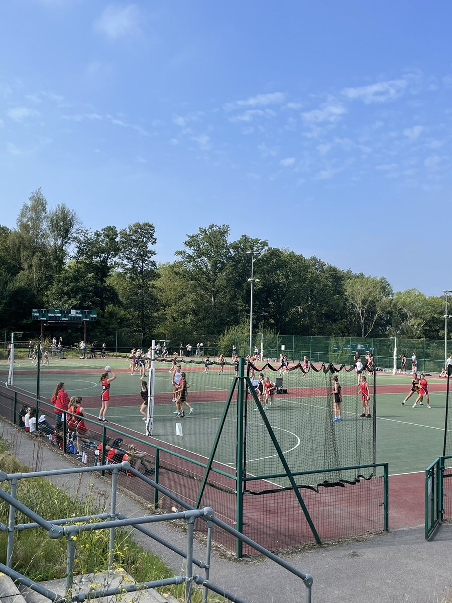 mimsdavies's tweet photo. Fab joining so many youngsters & families @EastGrinsteadSC with Cllrs meeting @eghockeyclub stars ⭐️ past & present,coaches & volunteers alongside the netball😃Fantastic to meet their Olympic stars & see how they’re inspiring once again with their amazing medals🏅 🏑 #ClubOpenDay https://t.co/vgA5ysxXxI