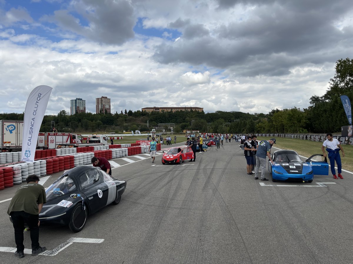 Bugün de “BİRİNCİYİZ”! 😎 ⚡

Elektrikli Araç Yarışları Türkiye Şampiyonluğu 🏆
Yerli Ürün Teşvik Özel Ödülü 🇹🇷
Tanıtım ve Yaygınlaştırma Ödülü 🏅

Yomra Gençlik Merkezi Enerji Teknolojileri Topluluğu'nun ürettiği elektrikli otomobil SAURA #TEKNOFEST2021'de ödüllere doyamadı. 🚀